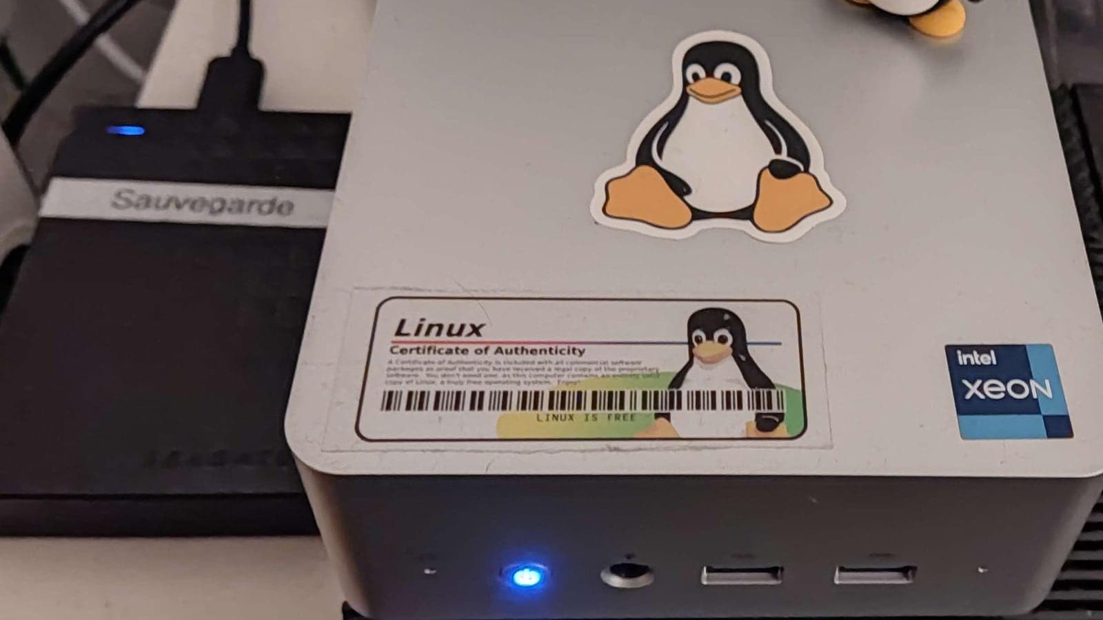 Домашний сервер с Debian и подключенными накопителями