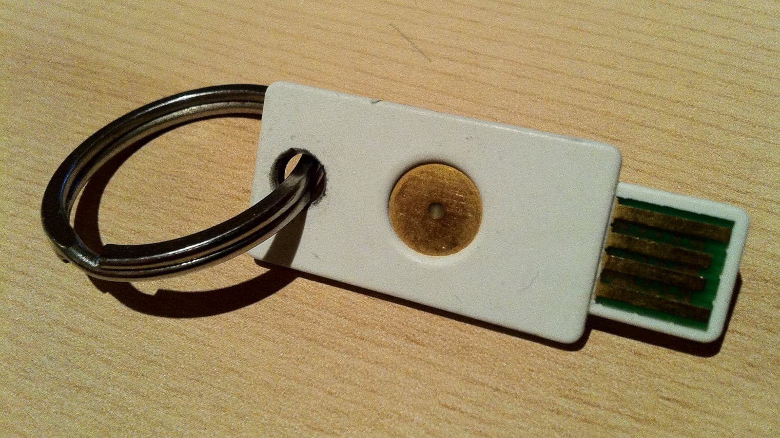 Белый аппаратный ключ YubiKey для двухфакторной аутентификации