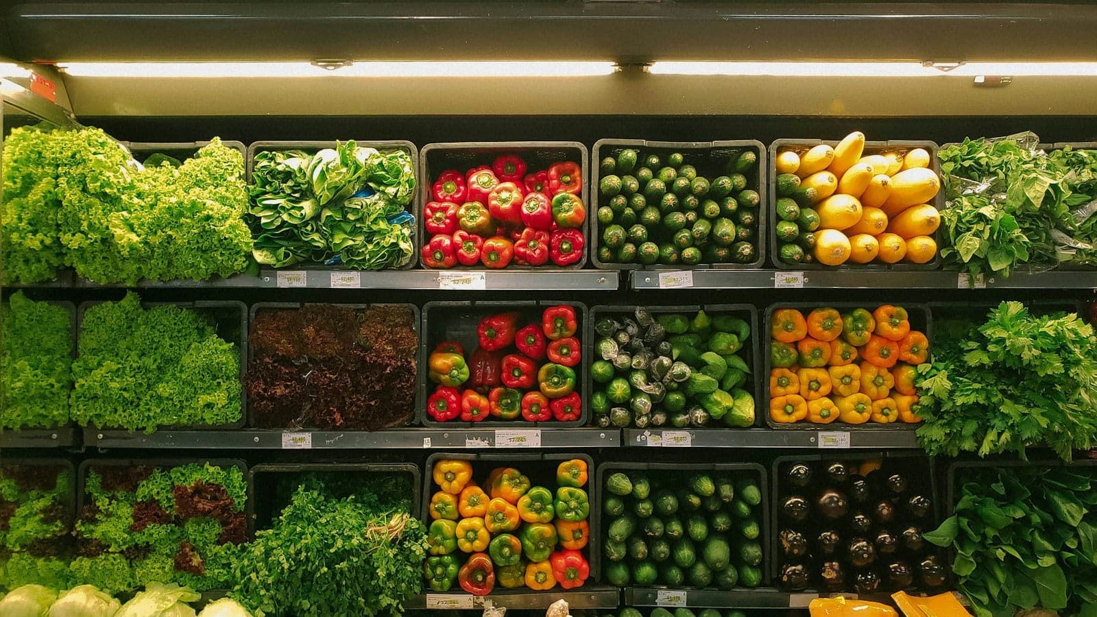 Овощи и продукты на кухонной поверхности