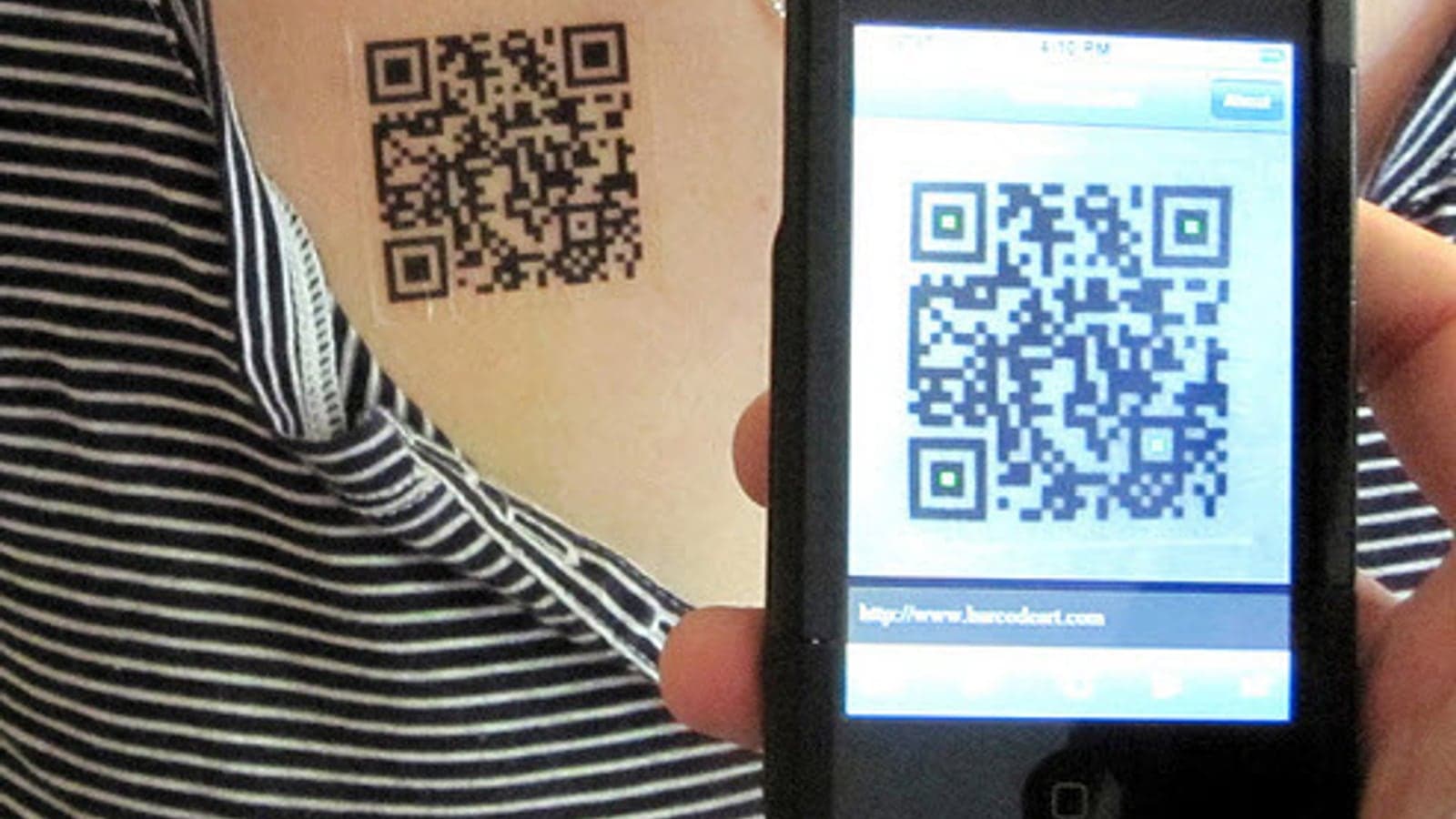 Человек сканирует QR-код на публичной поверхности